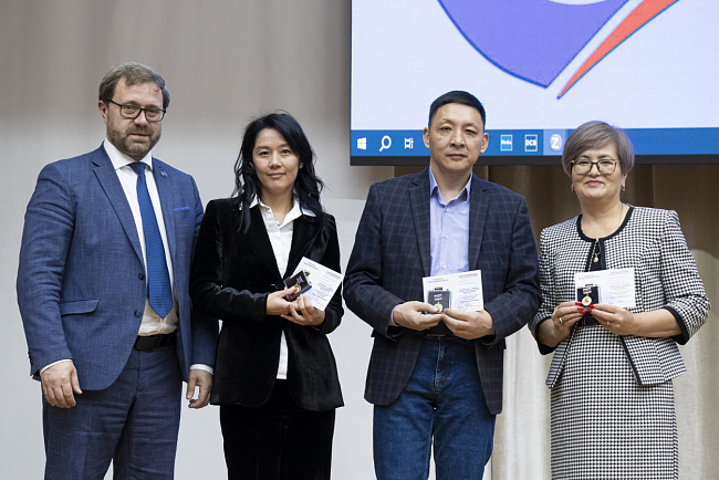 И.о. ректора наградил сотрудников КРСУ в честь 30-летия вуза