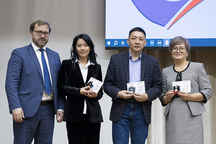 И.о. ректора наградил сотрудников КРСУ в честь 30-летия вуза