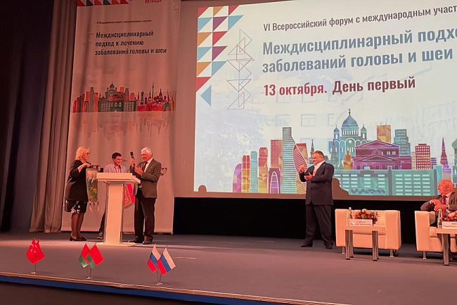 За столом - отоларингологи