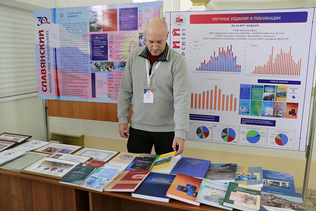 КРСУ принял участие в выставке, посвященной Дню науки КР