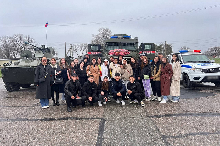 Russian military personnel conducted an excursion for Kyrgyz students