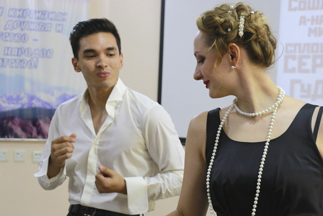 «Послушайте!»: в Бишкеке состоялась премьера концерт-спектакля​, посвященного творчеству В. Маяковского