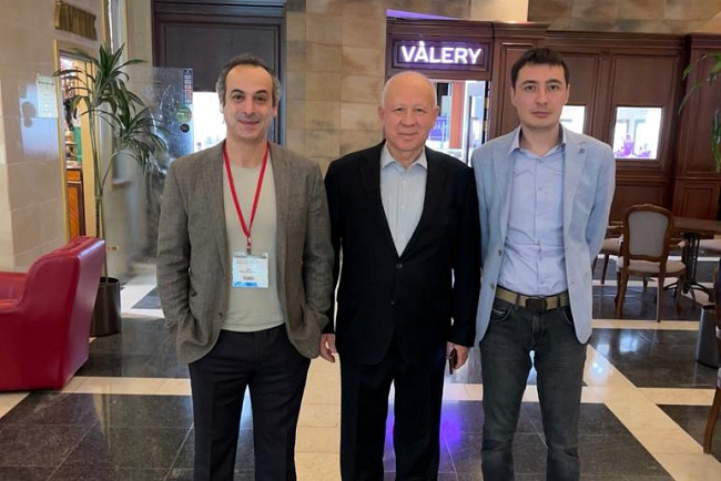 За столом - отоларингологи