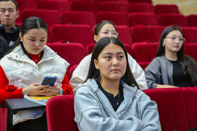 В КРСУ прошла лекция Мурата Бейшенова в рамках дискуссионной программы "Мурас"