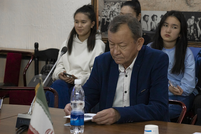 В КРСУ прошел круглый стол, посвященный классической литературе Ирана и Турции