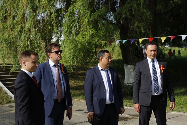 Memory of the heroes: in the village of Panfilovskoye, flowers were laid at the monument to Panfilov