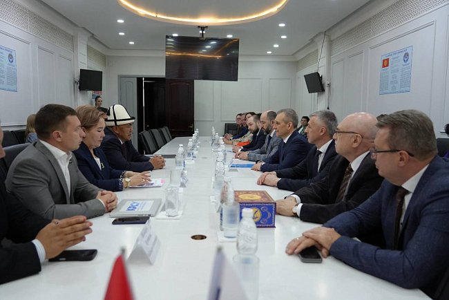 Биргелешкен программалар жана алмашуулар: КРСУ Ленинград областы менен жол картасына кол койду