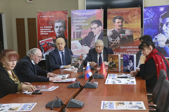 В КРСУ презентовали книгу о Евгении Поливанове – «самом обычном гениальном человеке»