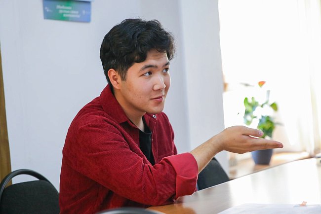 Vice-Rector for Educational Activities KRSU met with a student who translated Minecraft into Kyrgyz