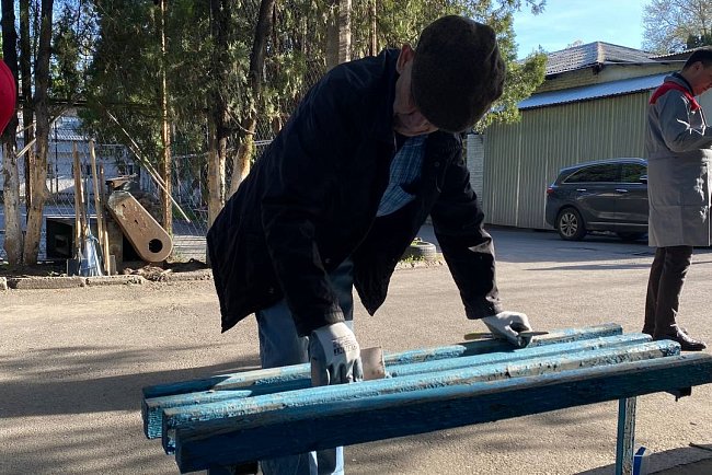 The morning at the Faculty of Natural Sciences of KRSU began with a cleanup day