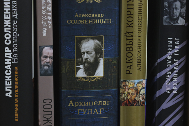 Библиотека ИРЯ КРСУ пополнилась более чем 300 книгами