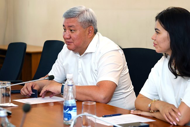Rector of KRSU Sergei Volkov met with university graduate Marat Kakeev