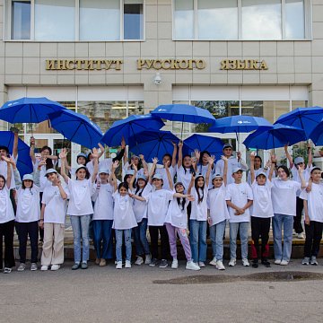 Жаш кыргызстандыктар РУДН университетинин базасында мектепке орус тилин үйрөнүү үчүн барышкан
