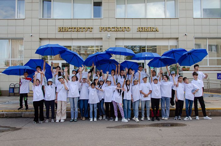 Жаш кыргызстандыктар РУДН университетинин базасында мектепке орус тилин үйрөнүү үчүн барышкан