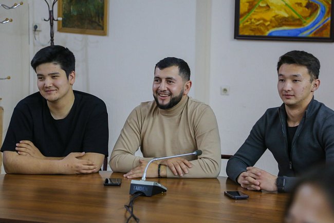 The winners of the international Olympiad met with the acting rector of KRSU Sergei Volkov