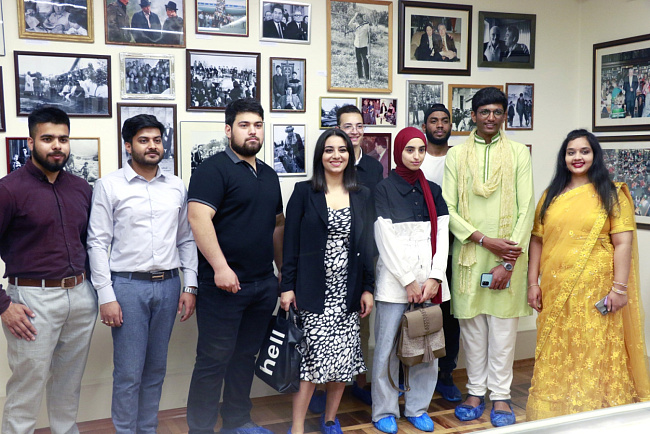 Иностранные студенты КРСУ посетили Дом-музей Ч. Айтматова и Мемориальный комплекс «Ата-Бейит»