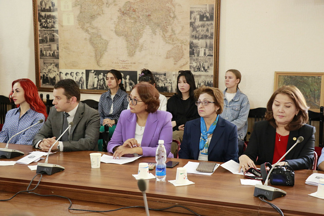 Эксперты и студенты обсудили вклад Омар Хайяма в мировую культуру