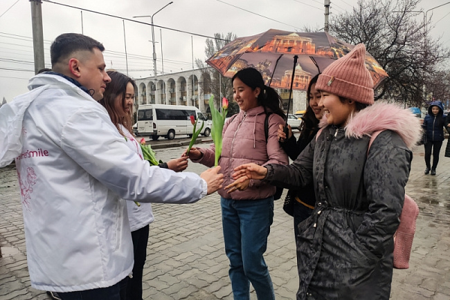 Цветы и поздравления с Днем 8 Марта от волонтеров!