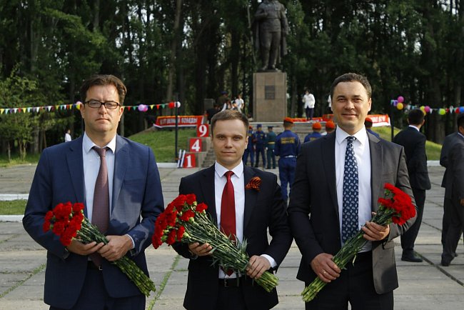 Memory of the heroes: in the village of Panfilovskoye, flowers were laid at the monument to Panfilov