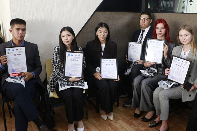 В КРСУ наградили лучших молодых аналитиков Кыргызстана и Евразии