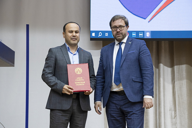 И.о. ректора наградил сотрудников КРСУ в честь 30-летия вуза