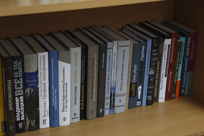 Библиотека ИРЯ КРСУ пополнилась более чем 300 книгами