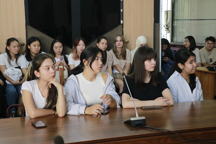 С восточным колоритом: в КРСУ прошла лекция поэта Михаила Синельникова