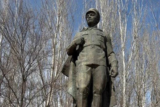 Sergei Volkov presented the progress of the reconstruction of the monument to Panfilov at a meeting in the Jogorku Kenesh