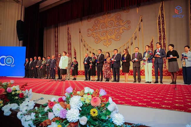 КРСУ принял участие в торжественном мероприятии, посвященном 100-летию основания кыргызской системы образования и Всемирному дню учителя