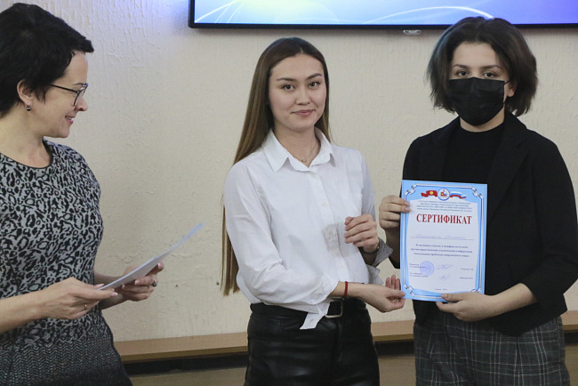 Студенты КРСУ обсудили актуальные проблемы современного мира в рамках межфакультетской конференции