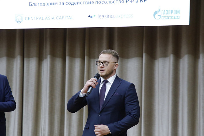 В КРСУ прошла торжественная церемония гашения почтовых марок, посвящённых кыргызстанцам Героям Советского Союза