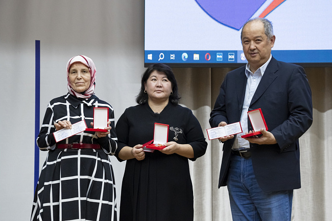 И.о. ректора наградил сотрудников КРСУ в честь 30-летия вуза