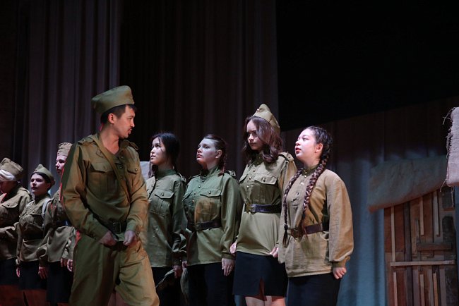 «And the dawns here are quiet»: when the audience stands up and applauds through tears
