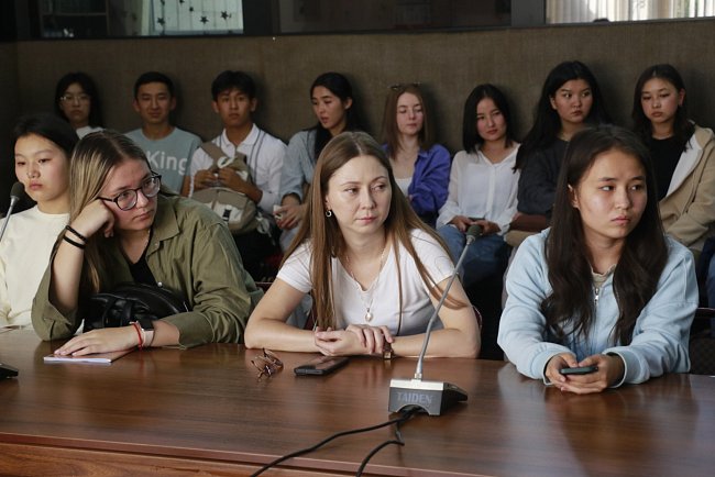 With an oriental flavor: a lecture by the poet Mikhail Sinelnikov was held at KRSU