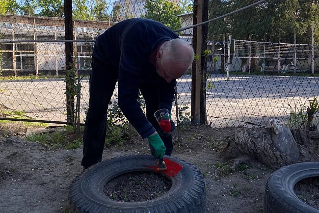 The morning at the Faculty of Natural Sciences of KRSU began with a cleanup day
