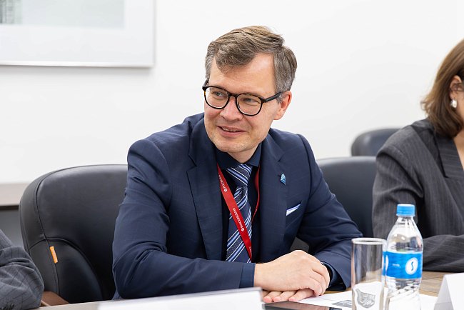 КРСУ жана ФЭФУ WEF алкагында кызматташууну өнүктүрүүнү талкуулашты