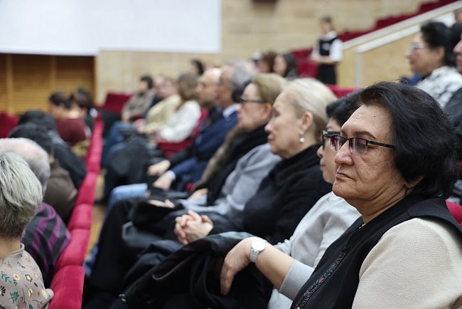 Өнүгүү боюнча диалог: КРСУда ректор менен профессордук-окутуучулар курамынын жолугушуусу болду