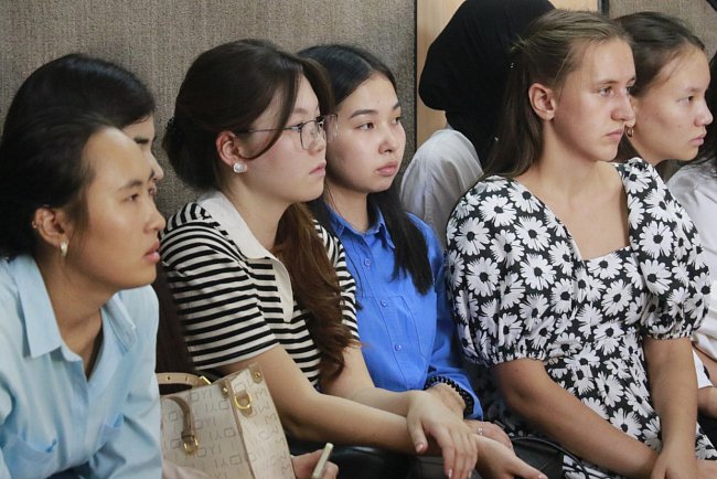 With an oriental flavor: a lecture by the poet Mikhail Sinelnikov was held at KRSU