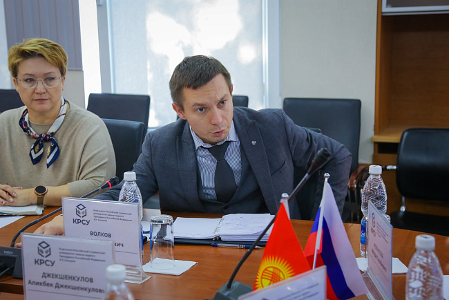 В КРСУ состоялось рабочее совещание с участием представителей аппарата Президента КР и руководства университета