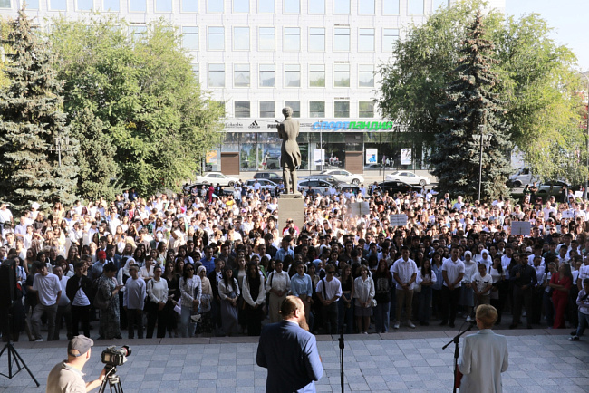 День знаний: в КРСУ прошла торжественная линейка для первокурсников