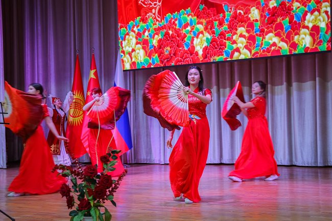A gala event was held at KRSU to mark the 75th anniversary of the founding of the People's Republic of China and the opening of the Institute of World Languages