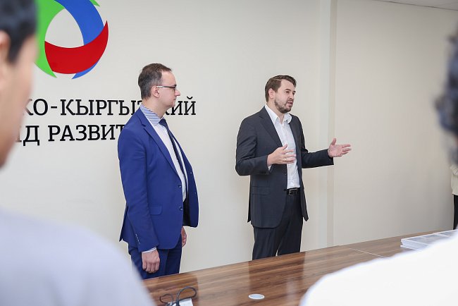 КРСУнун волонтерлору Кыргыз-Россия экономикалык форумунда аткарган иштери үчүн сыйланышты