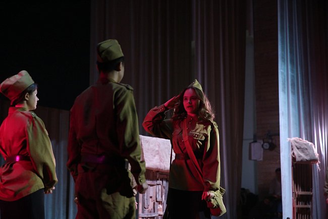 «And the dawns here are quiet»: when the audience stands up and applauds through tears