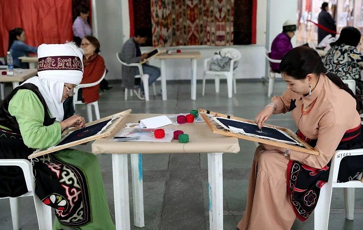 Associate Professor KRSU recognized as a master of embroidery at the festival «Saimaa 2023»