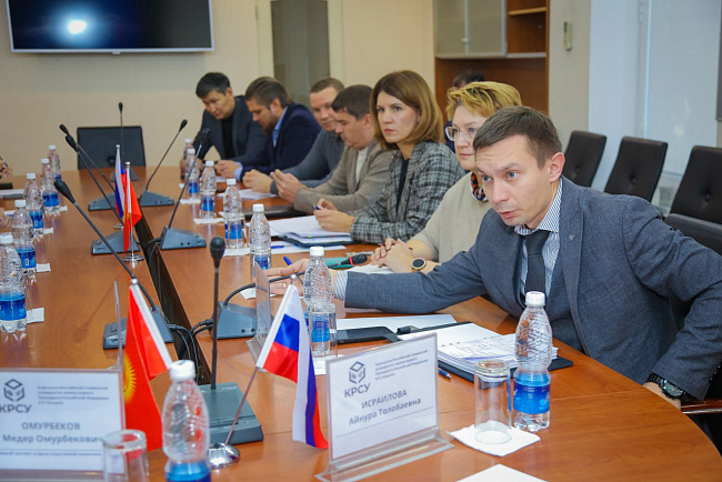 В КРСУ состоялось рабочее совещание с участием представителей аппарата Президента КР и руководства университета