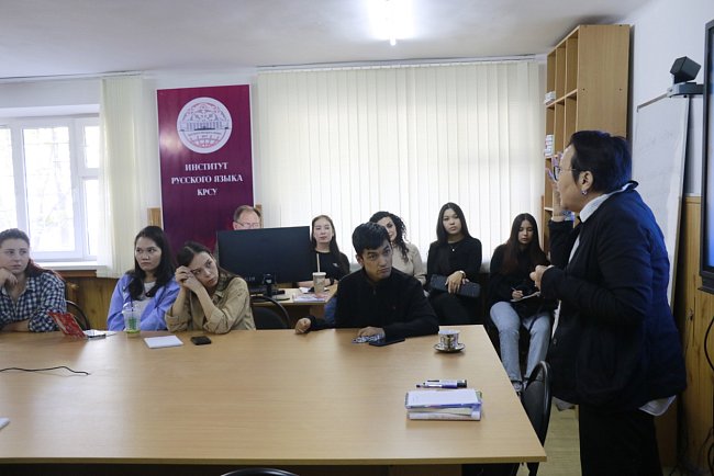 On the comparison of linguistic pictures of the world: RUDN University professor U. Bakhtikireeva gave a lecture for philologists KRSU
