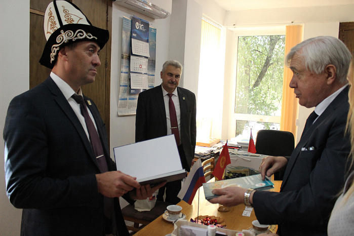 КРСУ и БРУ подписали договор о сотрудничестве