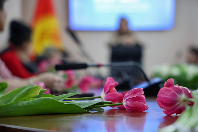 Ректор КРСУ поздравил с наступающим Международным женским днем 