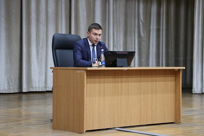Өнүгүү боюнча диалог: КРСУда ректор менен профессордук-окутуучулар курамынын жолугушуусу болду