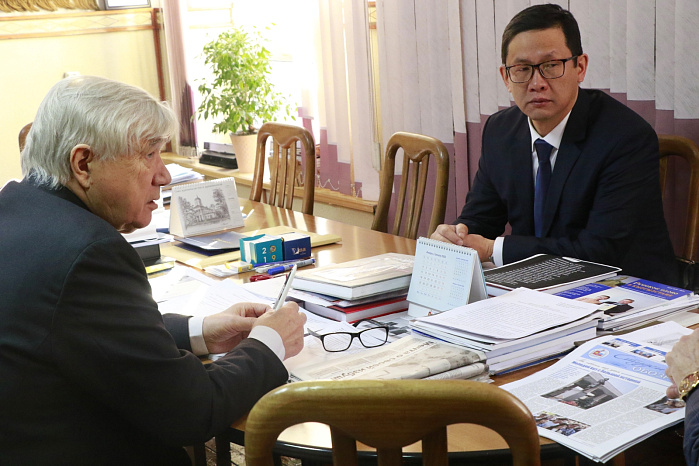 Идти рука об руку